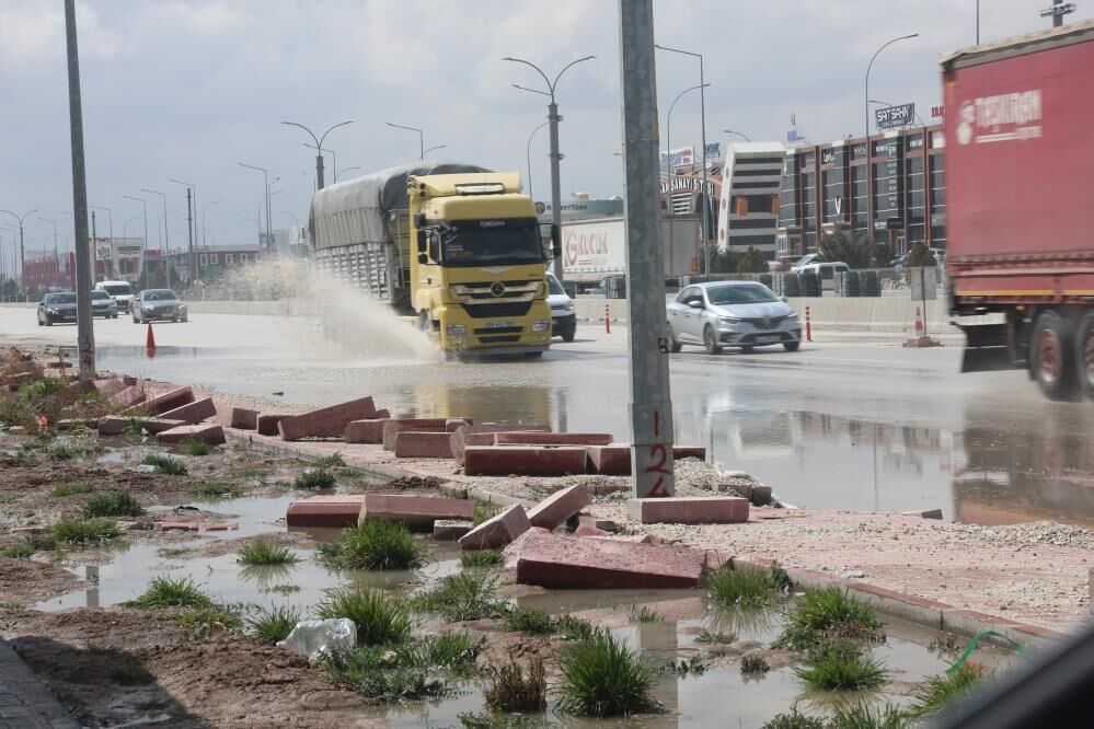 Yagisli Havada Felaket Su Birikintisine Giren Arac Takla Atti (1)