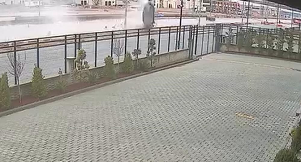 Yagisli Havada Felaket Su Birikintisine Giren Arac Takla Atti (3)