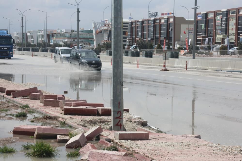 Yagisli Havada Felaket Su Birikintisine Giren Arac Takla Atti (5)