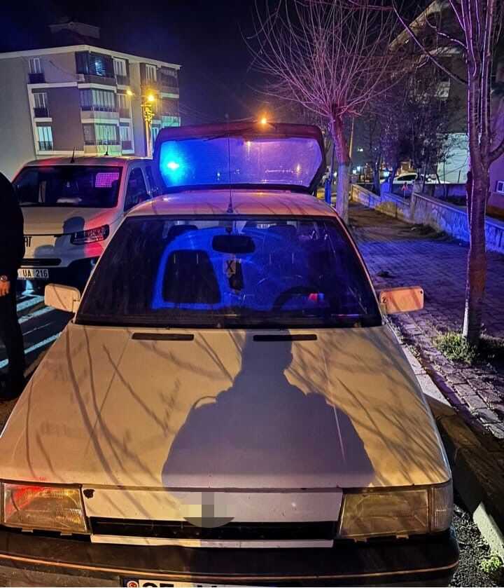 Yuksek Sesle Muzik Calan Arac Surucusu Dur Ihtarina Uymadi Surucuye Agir Ceza (1)