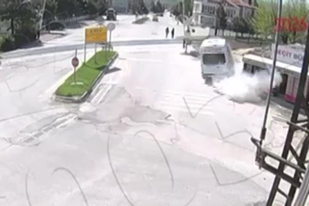 287 Promil Alkollu Servis Dehseti Genc Kizlar Saniyelerle Kurtuldu O Anlar Kamerada (2)