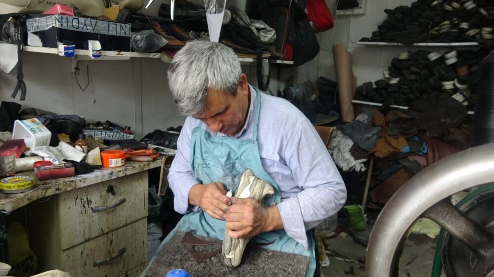 6 Yasinda Basladi 54 Yasinda Hala Ayni Dukkanda Bir Ustanin Direnisi (2)