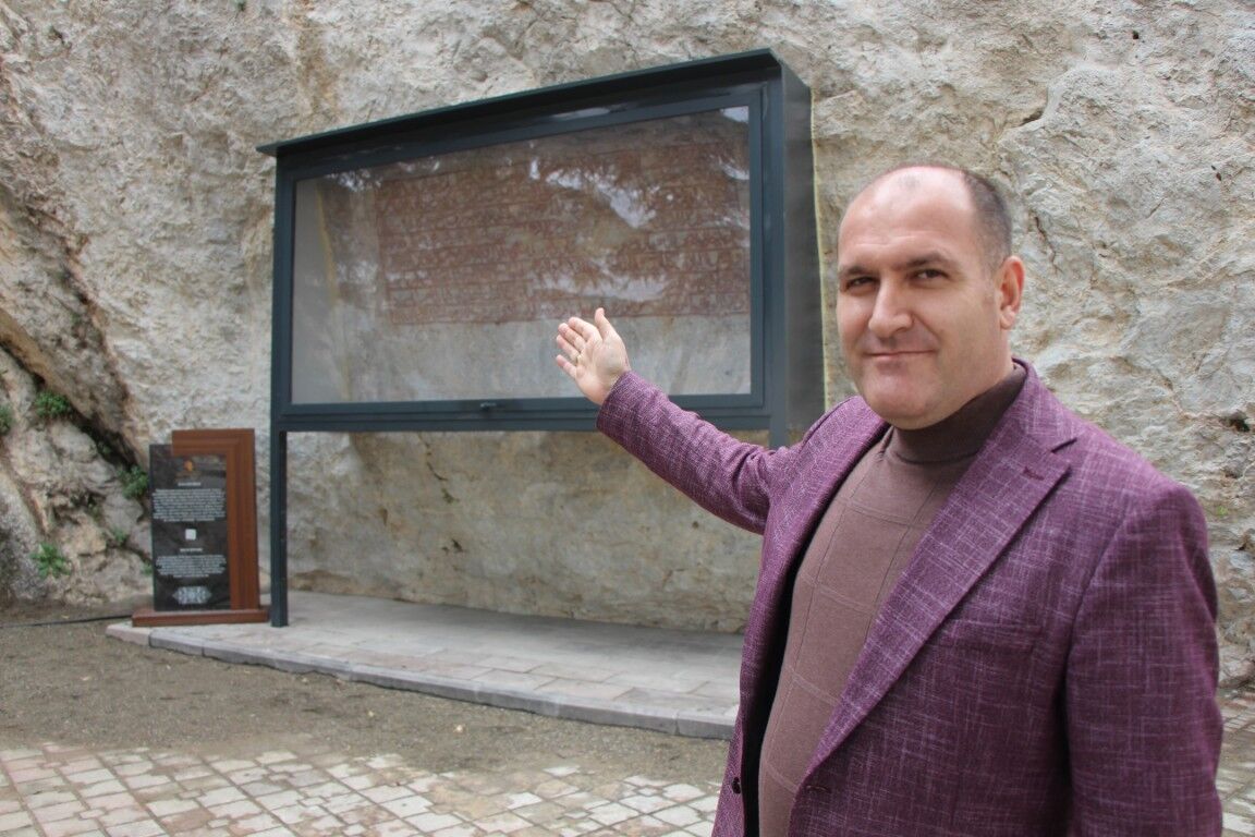 600 Yillik Sir Dunyada Ana Kayaya Islenmis Tek Vakfiye (3) (Orta)