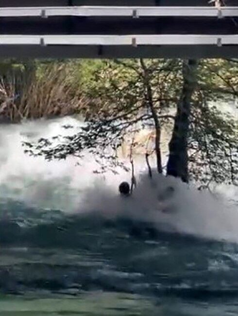 Akintiya Karsi Tutunmaya Calisti 17 Yasindaki Gencin Son Goruntuleri Ortaya Cikti (3)