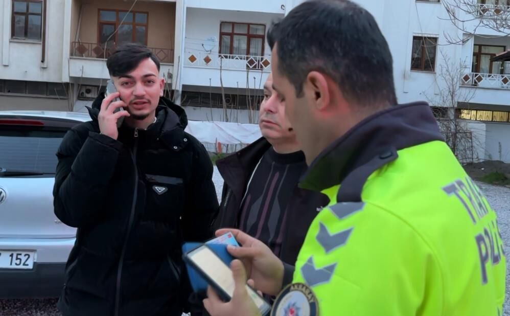 Alkollu Surucu Kaza Yapti Plakasini Soktu Kacmaya Calisti Kameralar Gercegi Ortaya Cik (5)