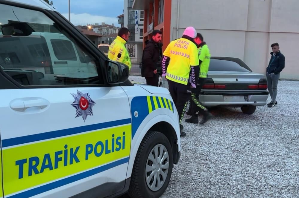 Alkollu Surucu Kaza Yapti Plakasini Soktu Kacmaya Calisti Kameralar Gercegi Ortaya Cik (6)