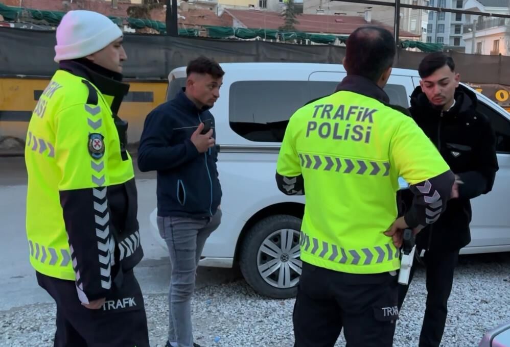 Alkollu Surucu Kaza Yapti Plakasini Soktu Kacmaya Calisti Kameralar Gercegi Ortaya Cik (7)