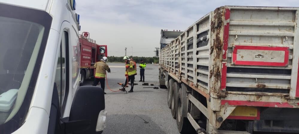 Aracini Tamir Ederken Gelen Olum Tir Soforu Tekerlerin Altinda Kaldi (1)