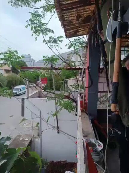 Balkonda Camasir Gibi Silah Asti Gorenler Gozlerine Inanamadi (2)