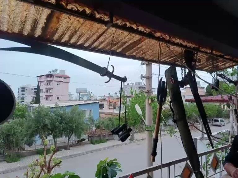 Balkonda Camasir Gibi Silah Asti Gorenler Gozlerine Inanamadi (3)