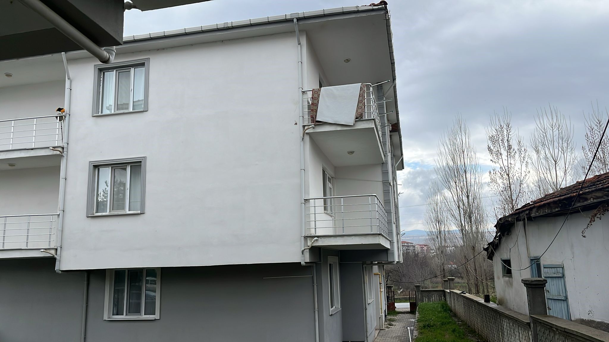 Balkondan Dustu Tum Mudahalelere Ragmen Kurtarilamadi (2)