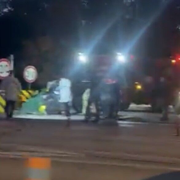 Bariyerlere Carpan Arac Alev Topuna Dondu 25 Yasindaki Surucu Oldu (3)