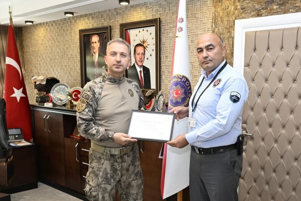 Bir Bankanın Güvenlik Görevlisi, Dikkati Sayesinde Yaşlı Kadını Telefon Dolandırıcısına 909 Bin Tl’sini Kaptırmaktan Son Anda Kurtardı (2)