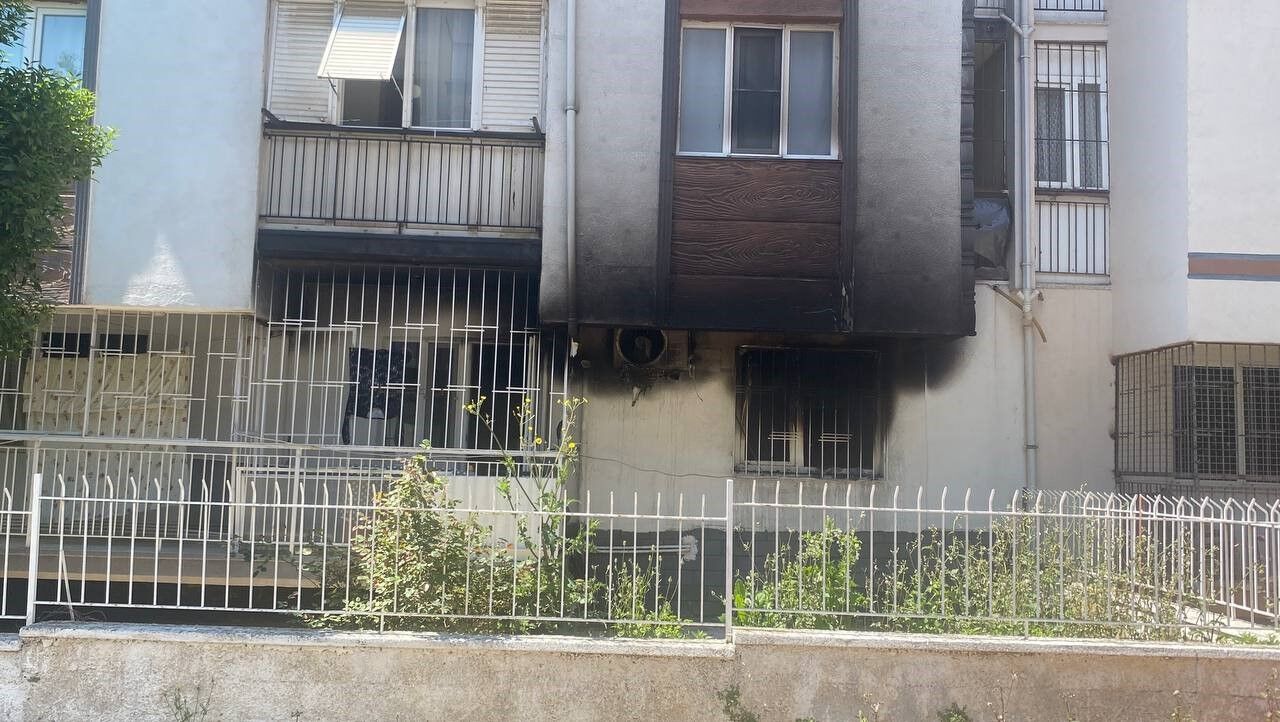 Buyuk Bir Gurultuyle Sarsildilar 5 Katli Binanin Giris Kati Savas Alanina Dondu (3)