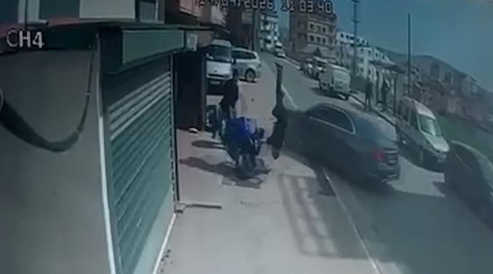 Cocugunu Tehdit Ettigini Iddia Ettigi Motosikletliye Otomobiliyle Boyle Carpti (2)