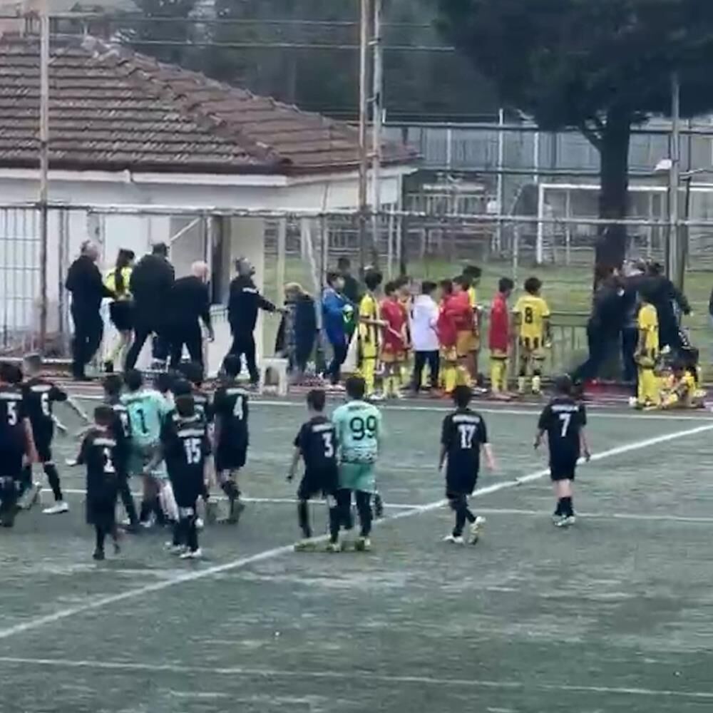 Cocuklarin Macinda Utanc Goruntuler Veli Sahaya Girip Kadin Hakeme Yurudu (1)-1