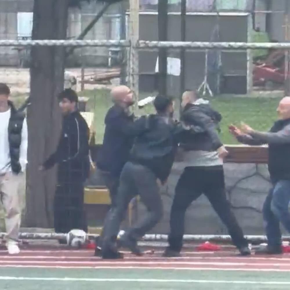 Cocuklarin Macinda Utanc Goruntuler Veli Sahaya Girip Kadin Hakeme Yurudu (3)