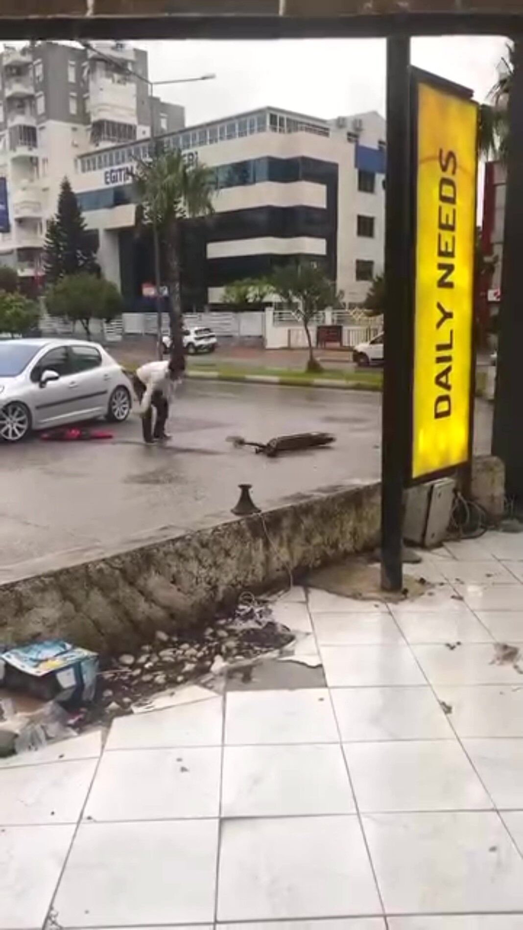 Defalarca Bozuldu Sabri Tasti Eline Aldigi Tasla Paramparca Etti-2