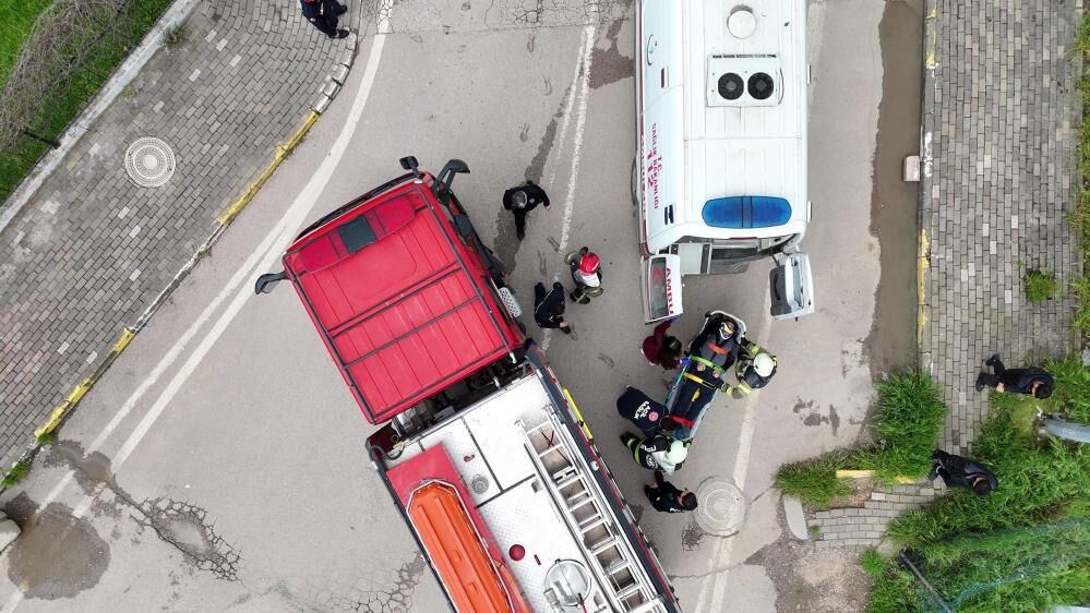 Demir Korkuluklari Sokup Dereye Dustu Kalp Masajiyla Hayata Tutundu Feci Kaza Kamerada (2)