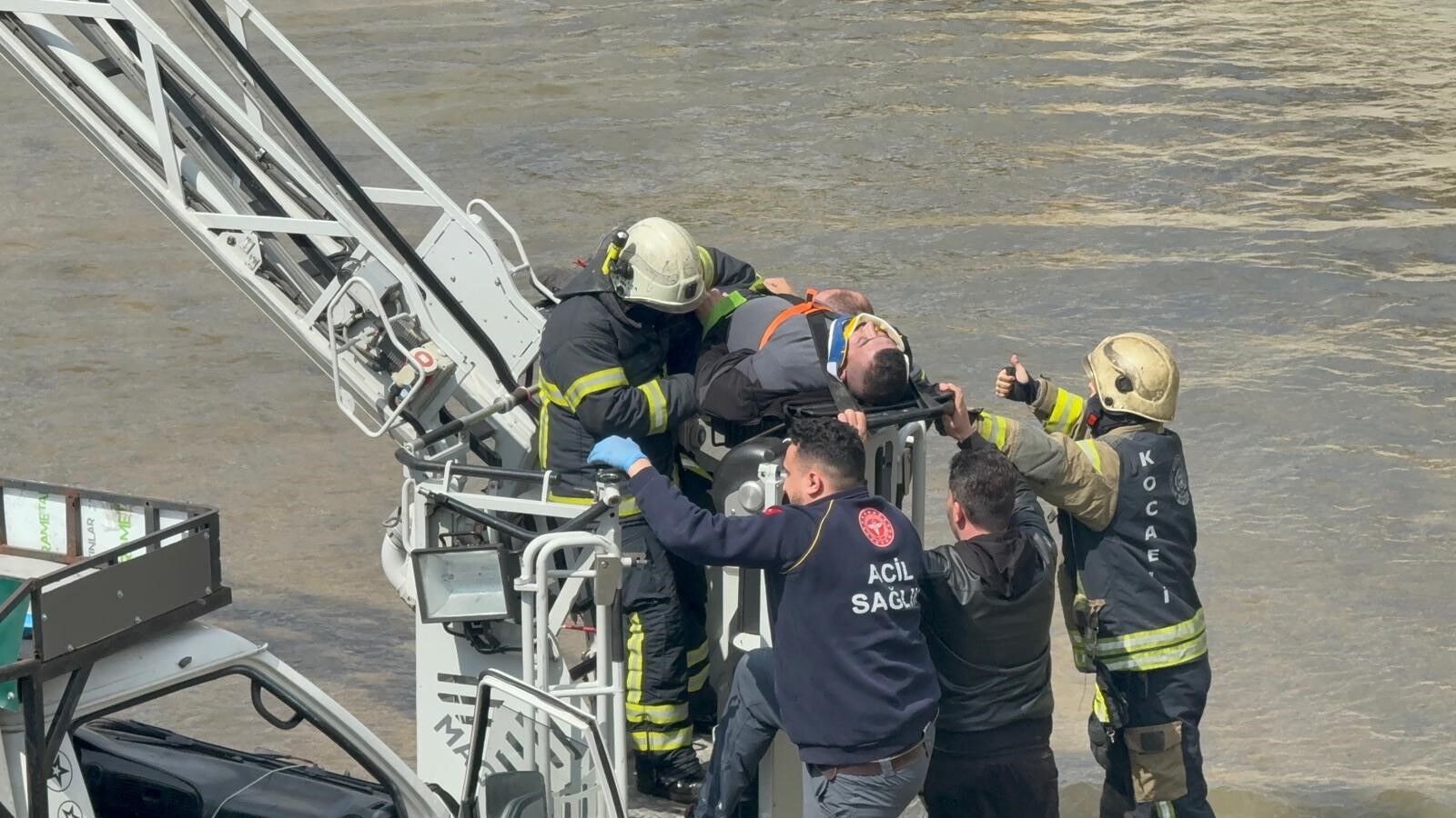 Demir Korkuluklari Sokup Dereye Dustu Kalp Masajiyla Hayata Tutundu Feci Kaza Kamerada (3)