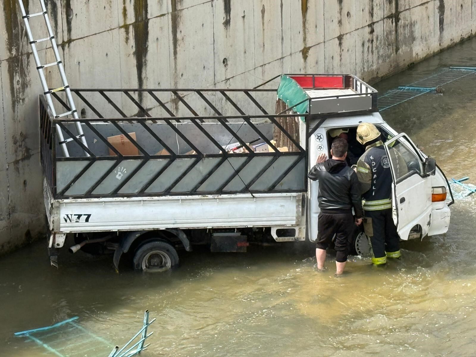 Demir Korkuluklari Sokup Dereye Dustu Kalp Masajiyla Hayata Tutundu Feci Kaza Kamerada (4)