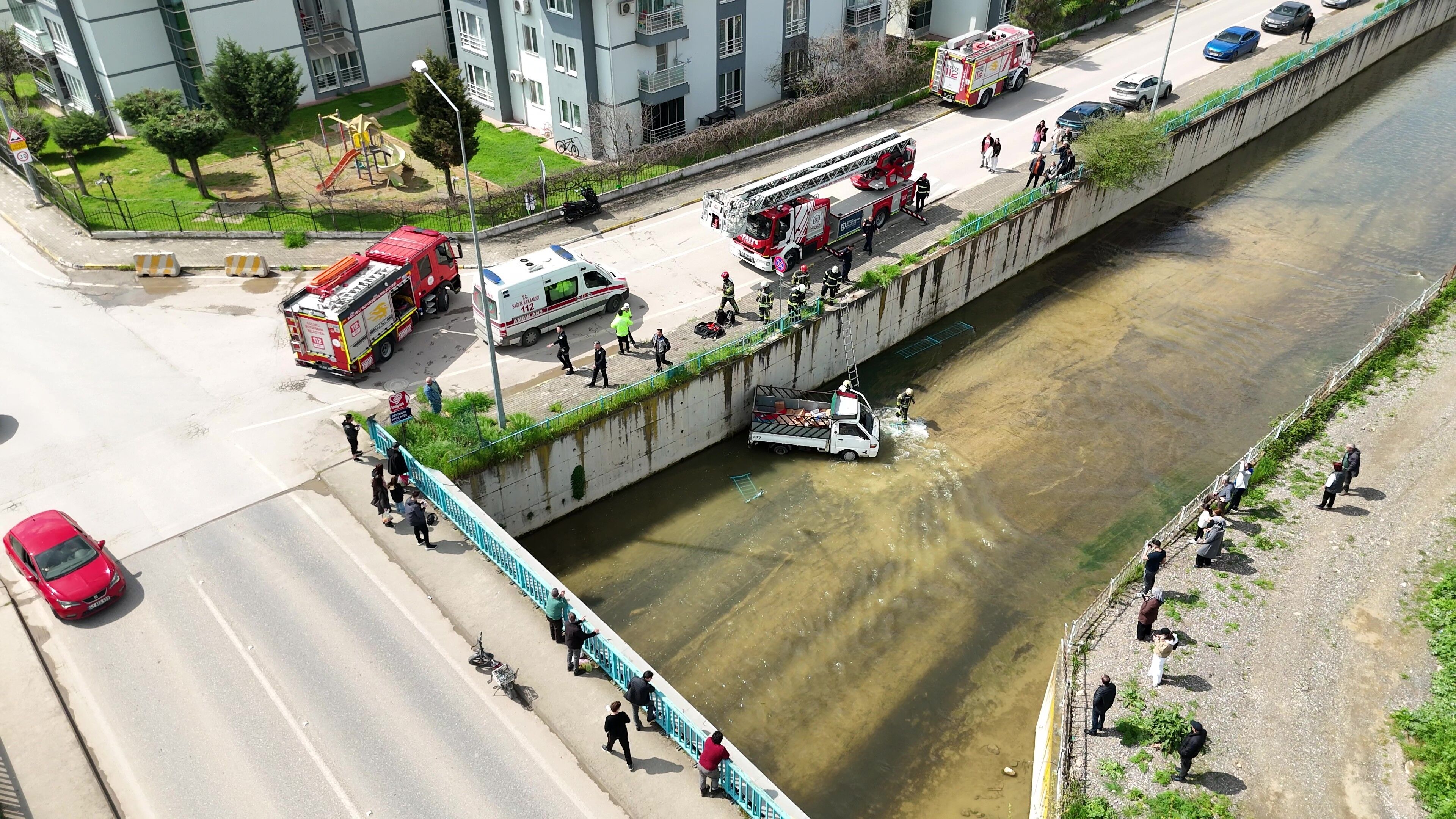 Demir Korkuluklari Sokup Dereye Dustu Kalp Masajiyla Hayata Tutundu Feci Kaza Kamerada (5)