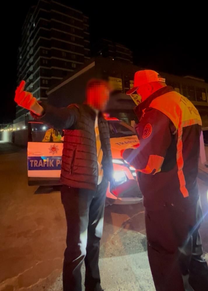 Dur Ihtarina Uymadi Otoparkta Yakalandi Alkollu Surucuden Ilginc Savunma (2)