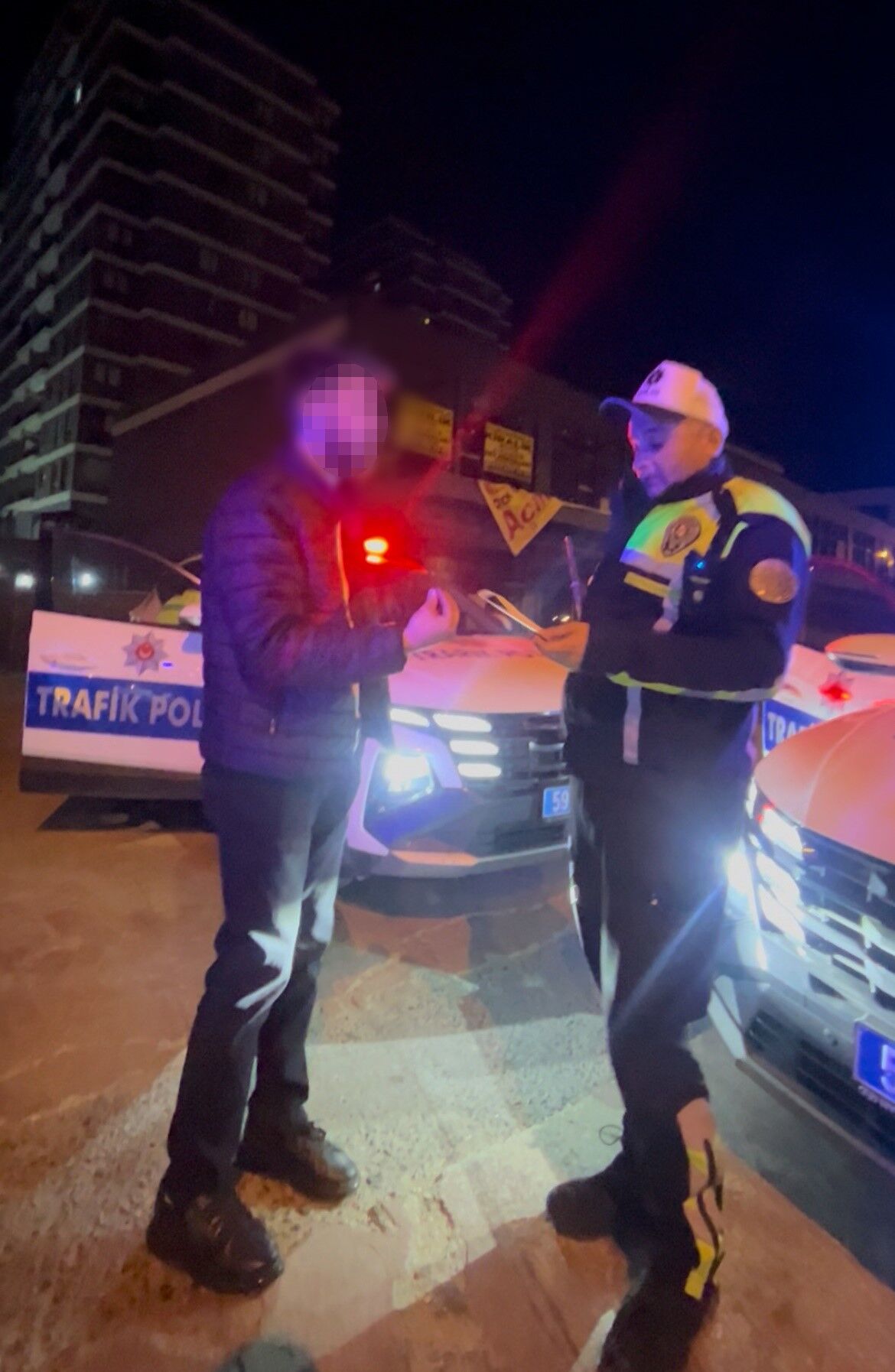 Dur Ihtarina Uymadi Otoparkta Yakalandi Alkollu Surucuden Ilginc Savunma (4)