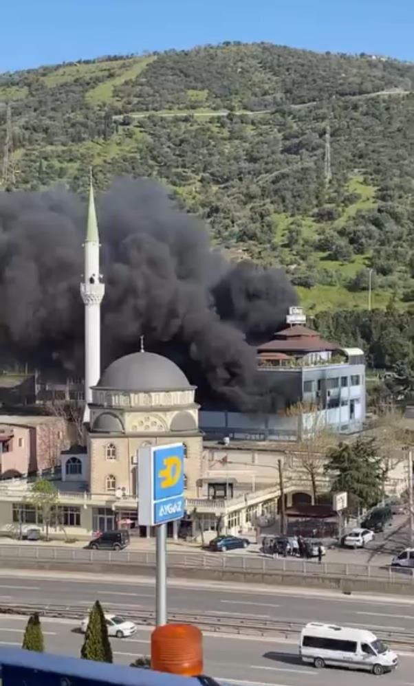 Fabrikada Korkutan Yangin Ilceyi Kaplayan Duman Panik Yaratti (2)