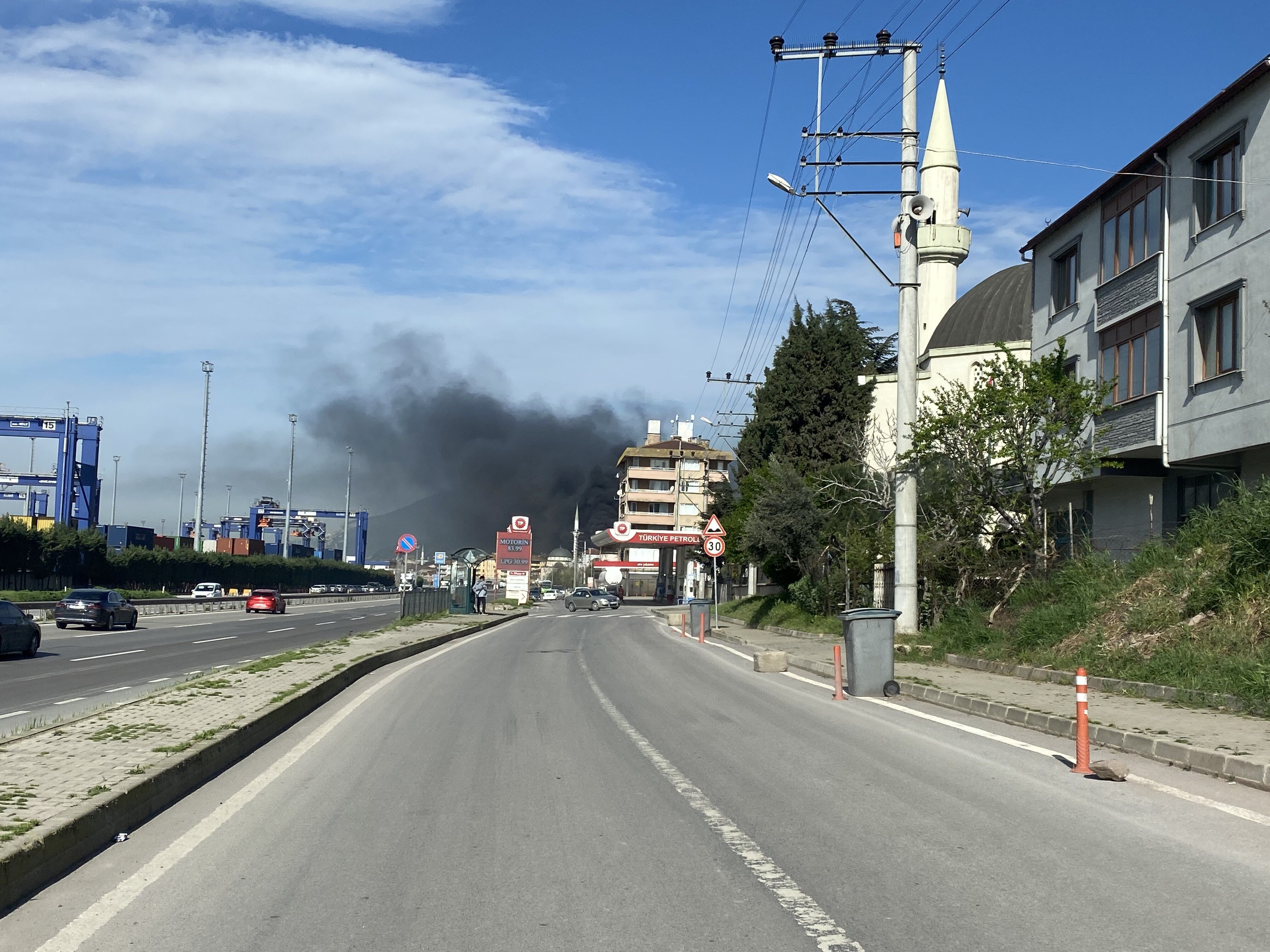 Fabrikada Korkutan Yangin Ilceyi Kaplayan Duman Panik Yaratti (3)