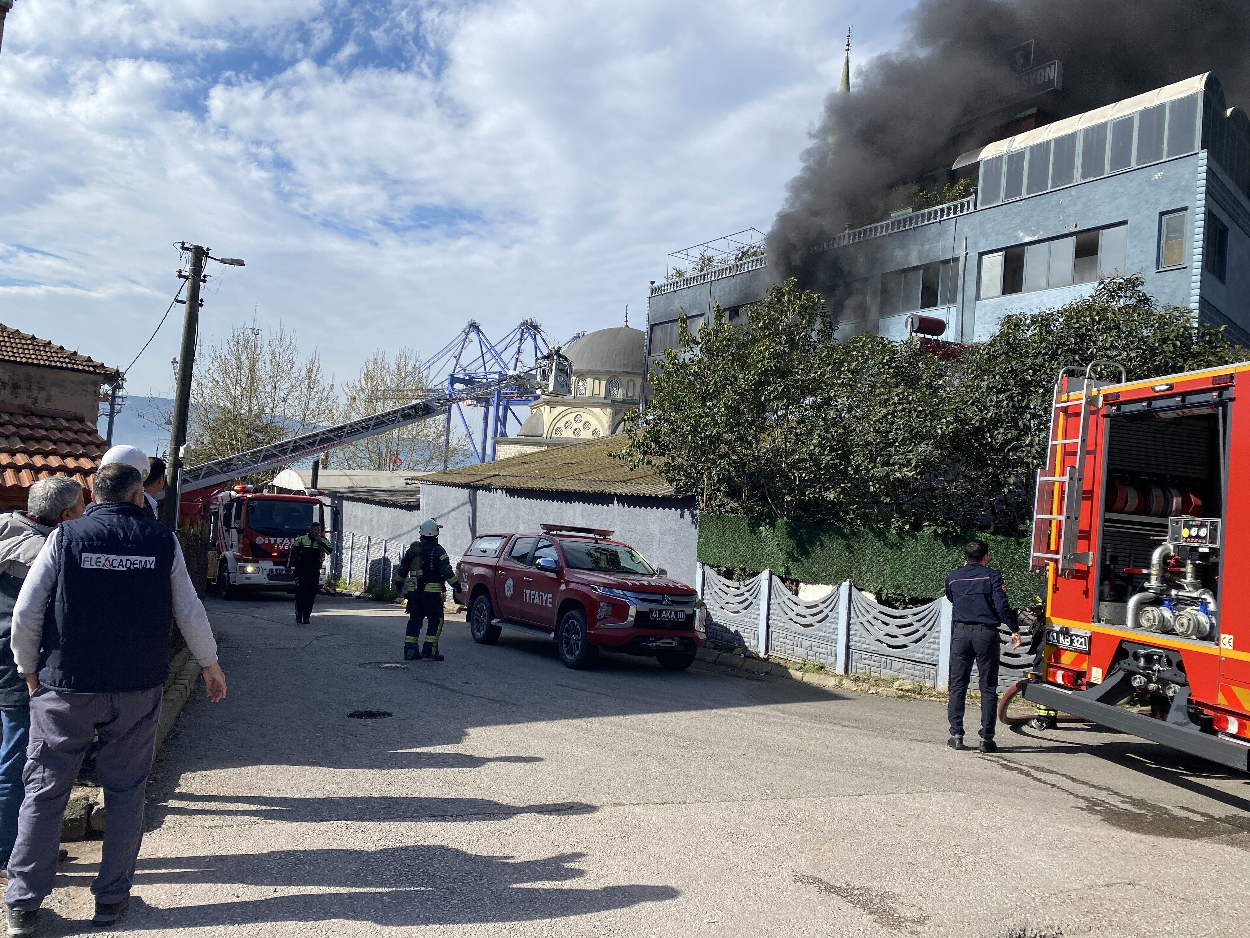 Fabrikada Korkutan Yangin Ilceyi Kaplayan Duman Panik Yaratti (4)