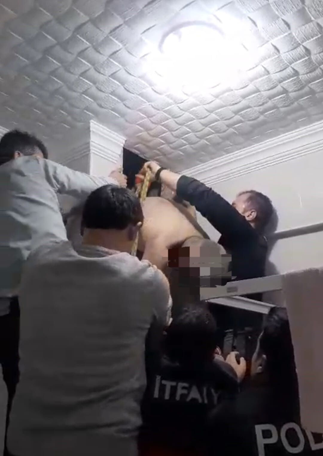 Film Gibi Olay Havalandirma Boslugunda Sikisan Kocadan Yardim Feryadi (2)