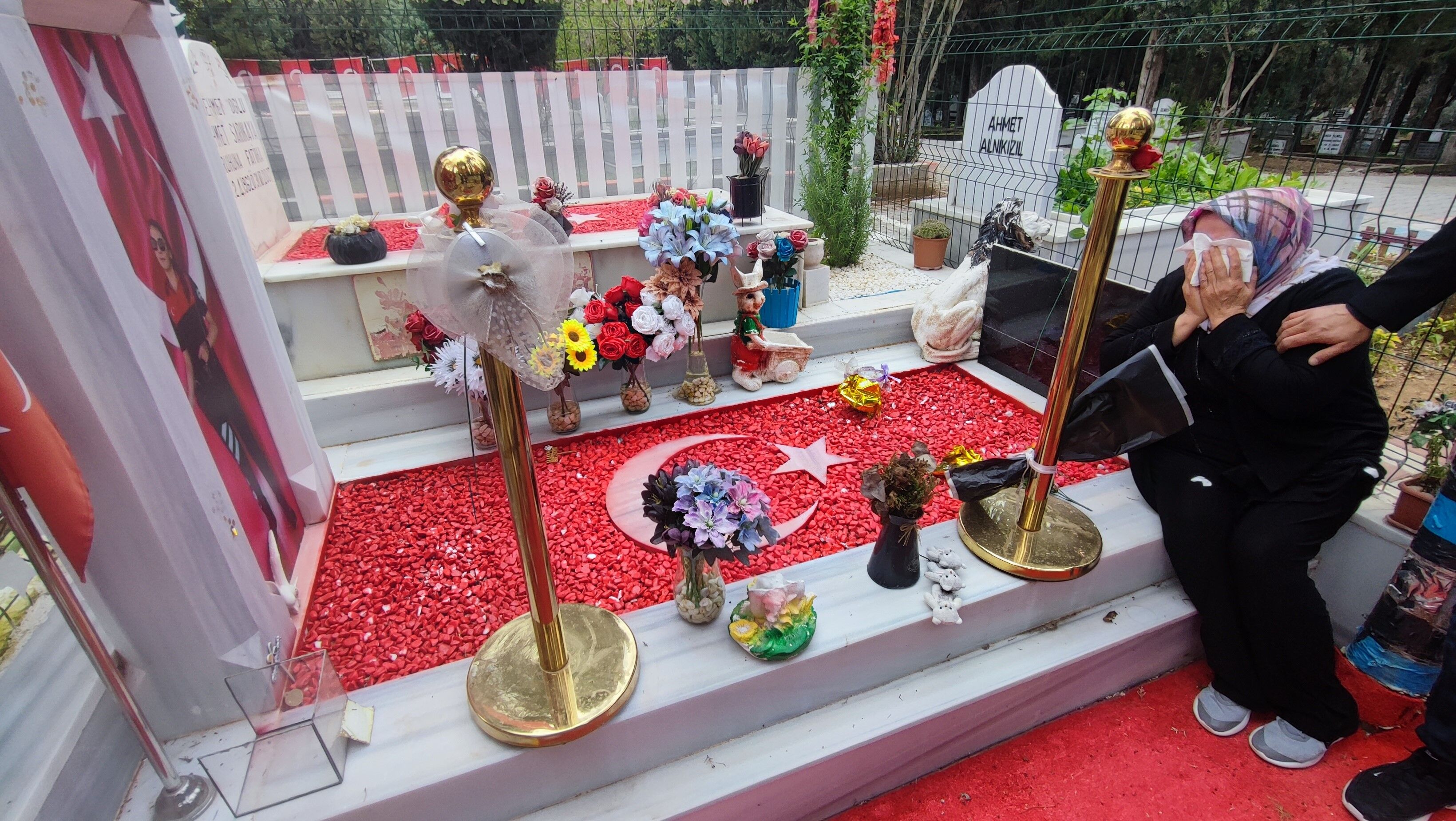 Genc Polis Memurunun Mezari Talan Edildi Anne Gozyaslariyla Isyan Etti (2)