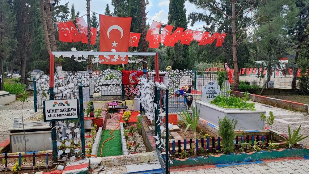 Genc Polis Memurunun Mezari Talan Edildi Anne Gozyaslariyla Isyan Etti (5)