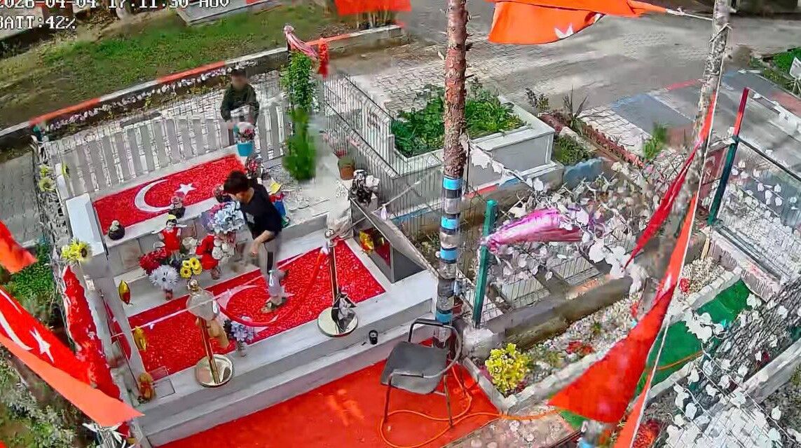 Genc Polis Memurunun Mezari Talan Edildi Anne Gozyaslariyla Isyan Etti (7)