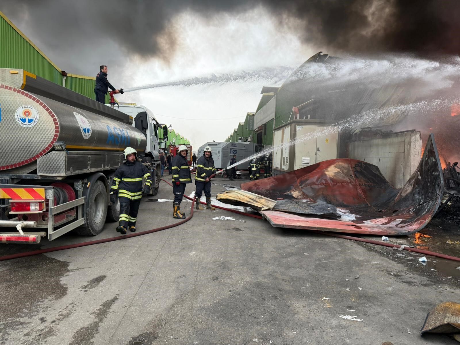 Geri Donusum Fabrikasinda Korkutan Yangin Ekipler Seferber Oldu (2)