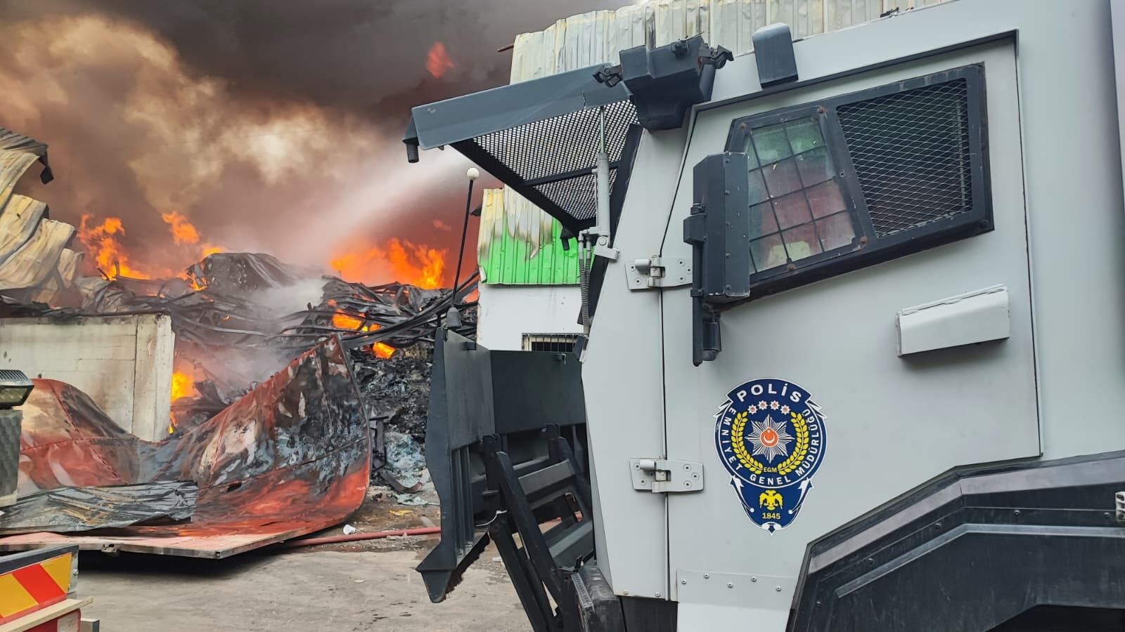 Geri Donusum Fabrikasinda Korkutan Yangin Ekipler Seferber Oldu (3)