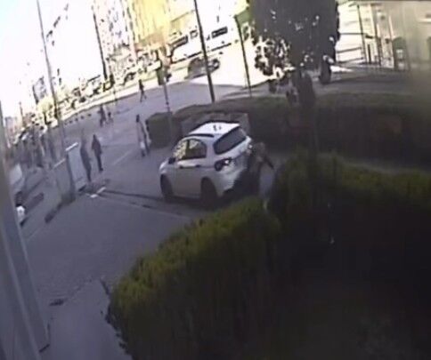 Geri Geri Gelen Otomobil Yayayi Ezdi O Anlar Kamerada (3)