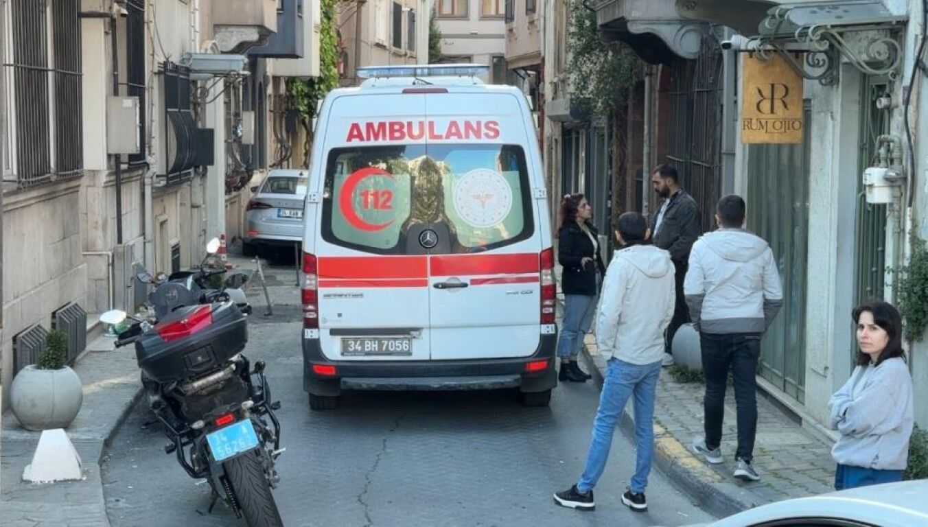 Gunduz Vakti Korkunc Manzara Apartman Girisinde Erkek Cesedi Bulundu (2) (Orta)