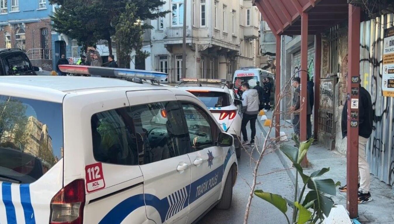 Gunduz Vakti Korkunc Manzara Apartman Girisinde Erkek Cesedi Bulundu (3) (Orta)