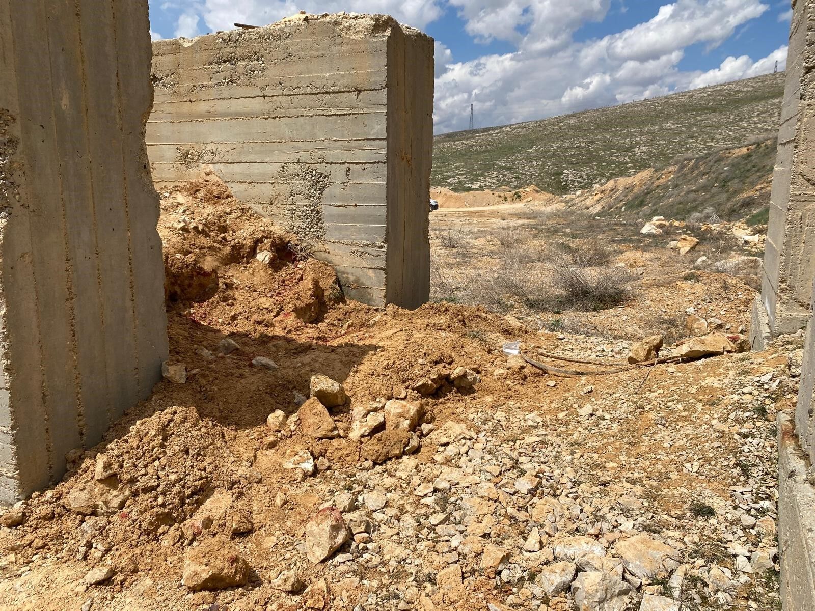 Gunlerdir Her Yerde Araniyordu Beton Bloklarin Arasina Gommusler (2)