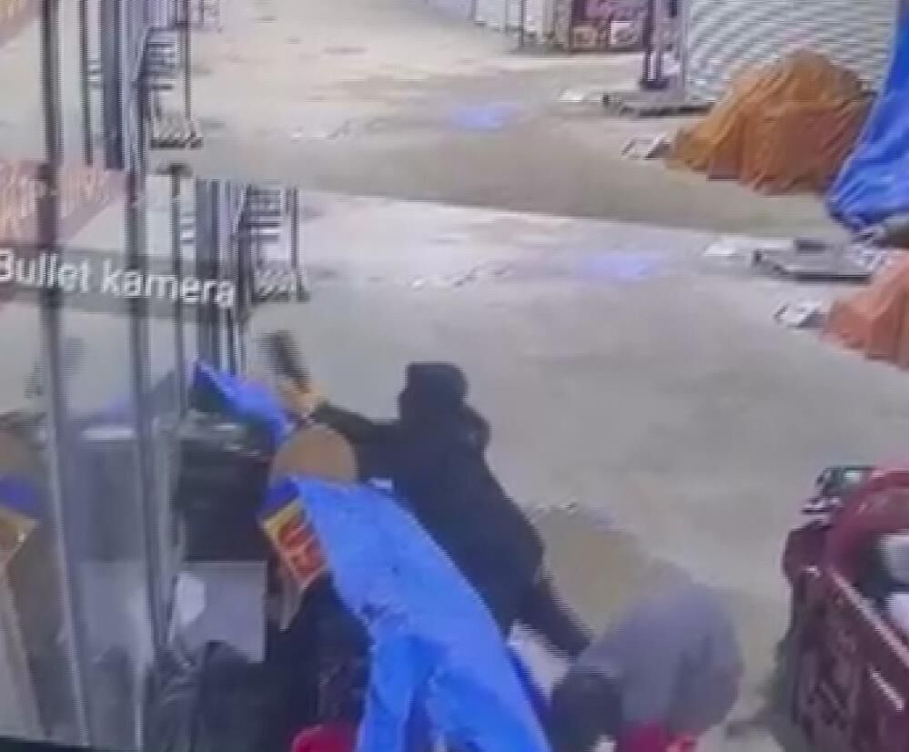 Hirsizlar Ayakkabi Begenir Gibi Caldi Numara Bakarak Hirsizlik Kamerada (2)