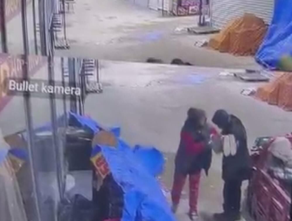 Hirsizlar Ayakkabi Begenir Gibi Caldi Numara Bakarak Hirsizlik Kamerada (3)