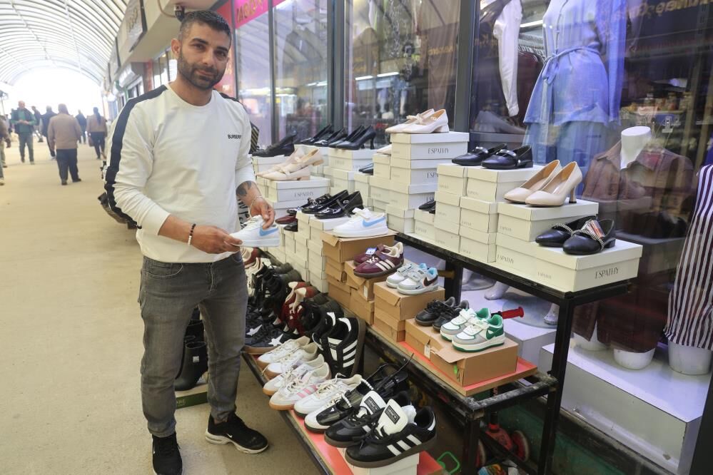 Hirsizlar Ayakkabi Begenir Gibi Caldi Numara Bakarak Hirsizlik Kamerada (4)