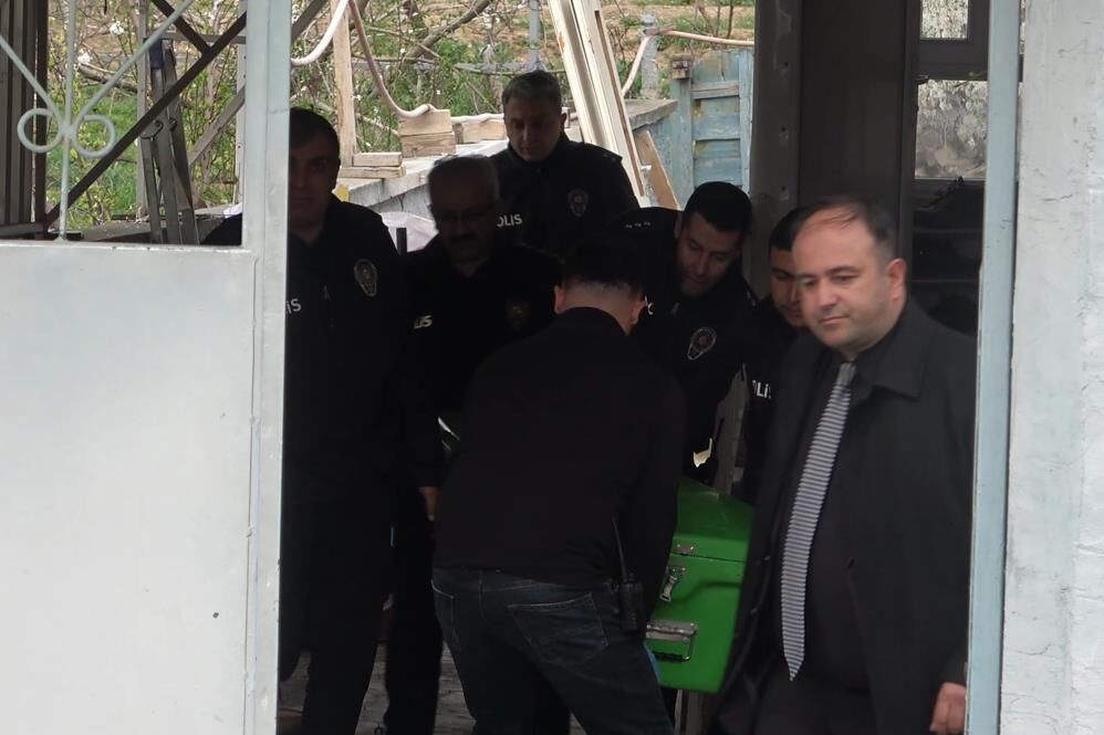 Iki Kardes Bir Oldu Annesini Ve Kendilerini Doven Babayi Oldurduler (2)