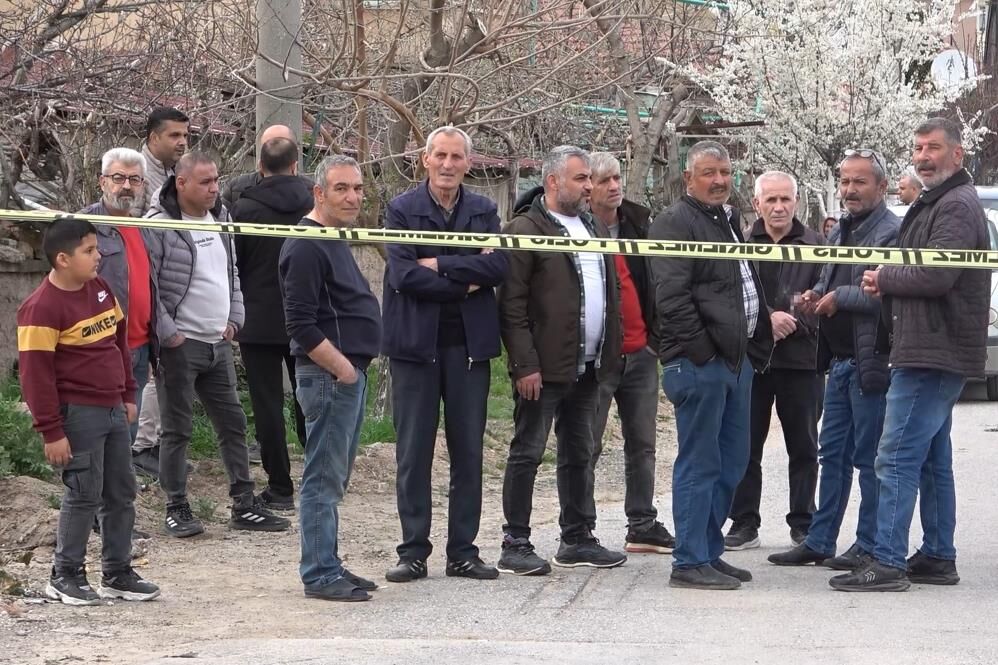 Iki Kardes Bir Oldu Annesini Ve Kendilerini Doven Babayi Oldurduler (3)