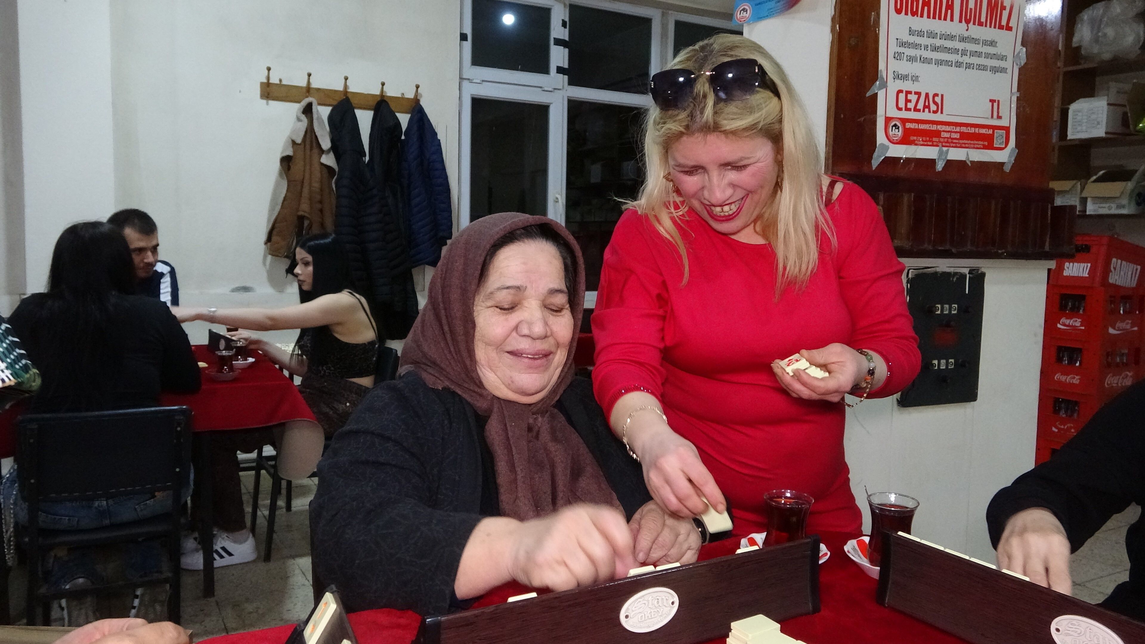 Kadin Kahveci Olur Mu Dedirten Basari Okey Masasi Artik Herkesin (3)