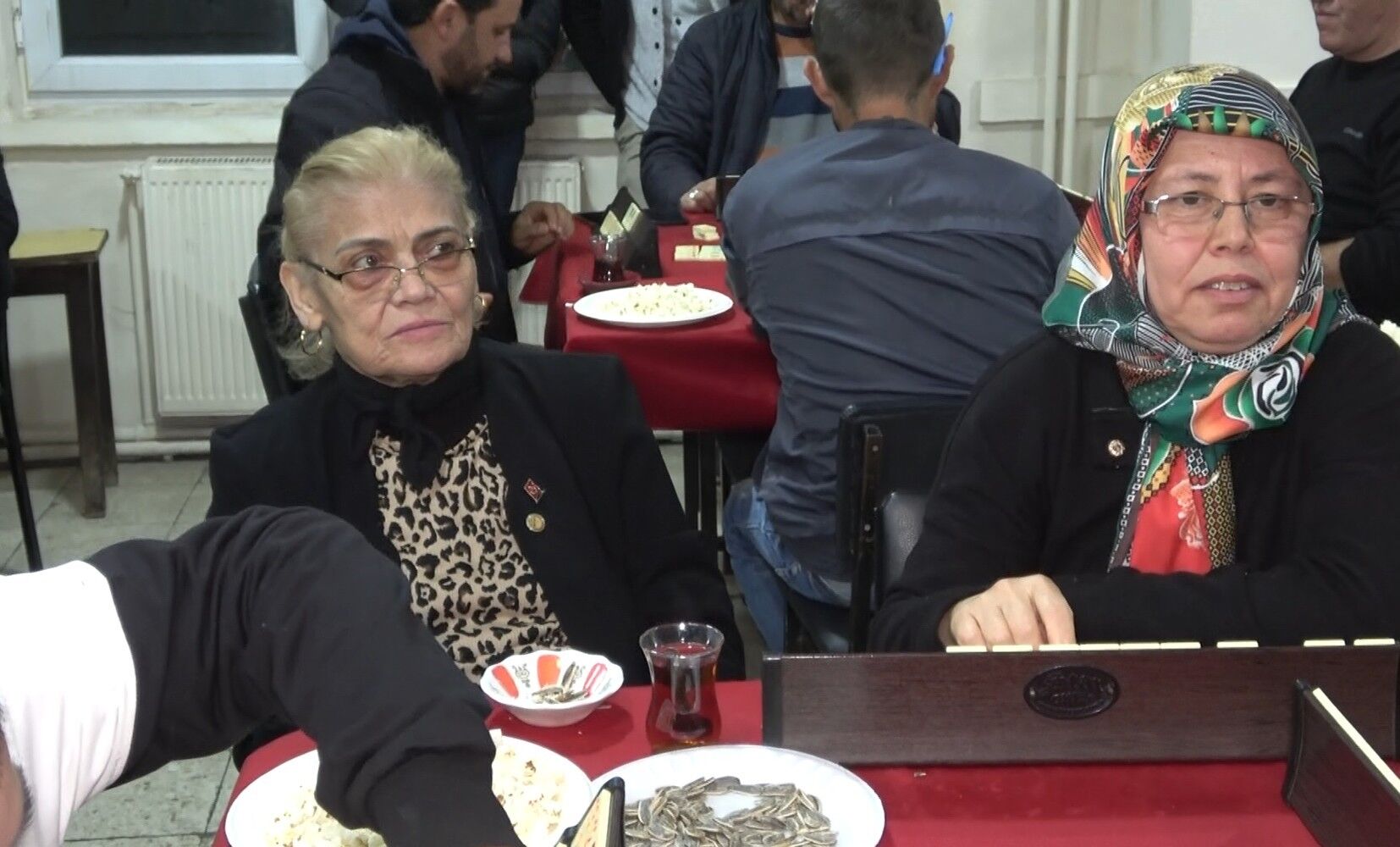 Kadin Kahveci Olur Mu Dedirten Basari Okey Masasi Artik Herkesin (6)