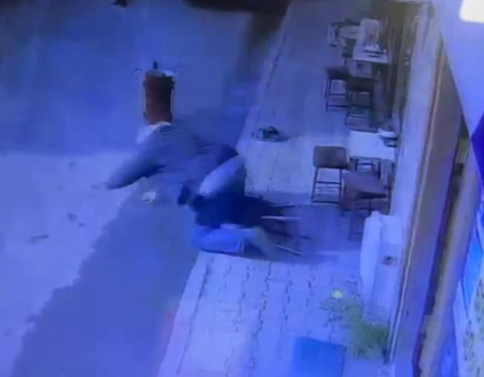 Kahkaha Attiran Anlar Taburede Uyuyakalinca Yere Dustu Guvenlik Kamerasina Yansiyan Is (2)