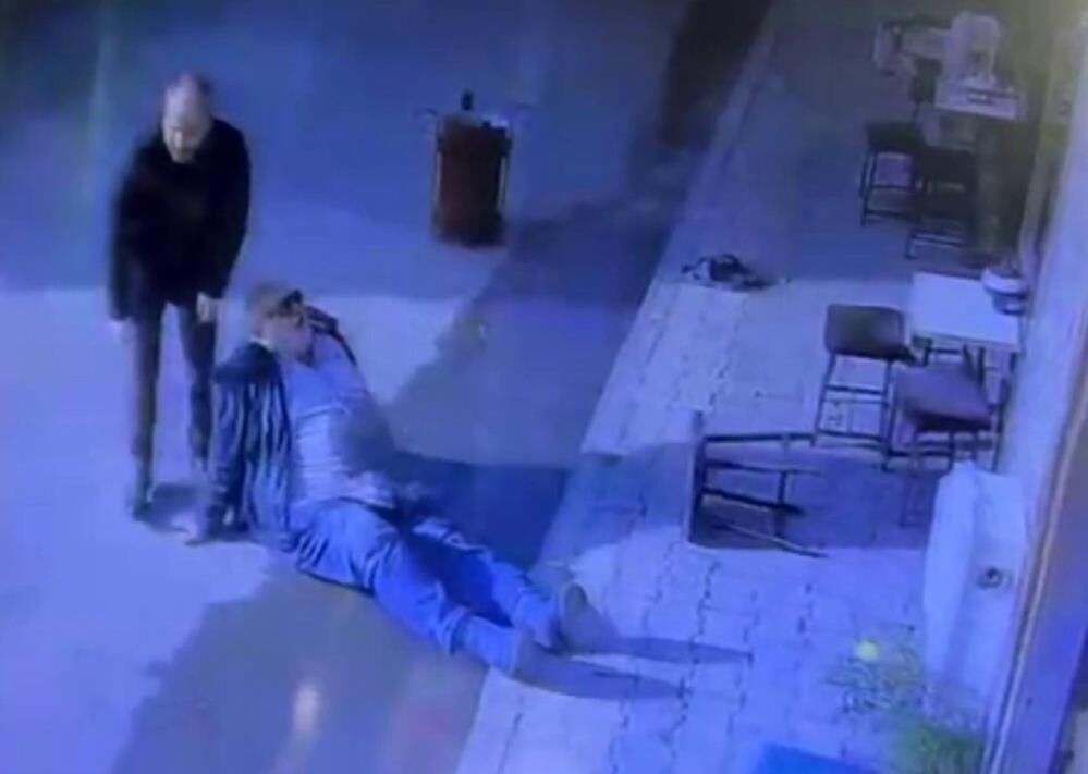 Kahkaha Attiran Anlar Taburede Uyuyakalinca Yere Dustu Guvenlik Kamerasina Yansiyan Is (3)